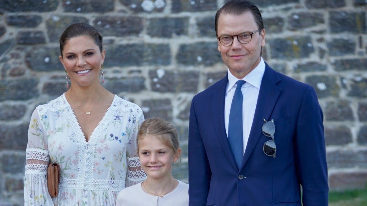 Kronprinsesse Victoria og prins Daniel sammen med prinsesse Estelle. 