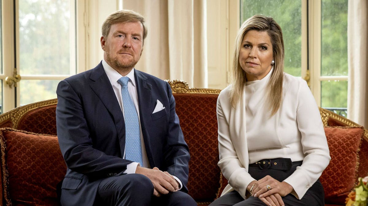 Kong Willem-Alexander og dronning Maxima ser alvorlige og triste ud i den nye video.&nbsp;