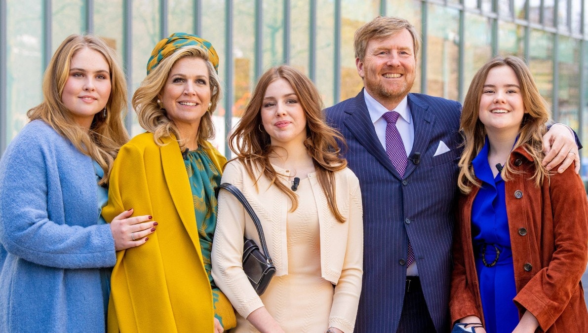 Det hollandske kongepar med deres tre skønne døtre.&nbsp;