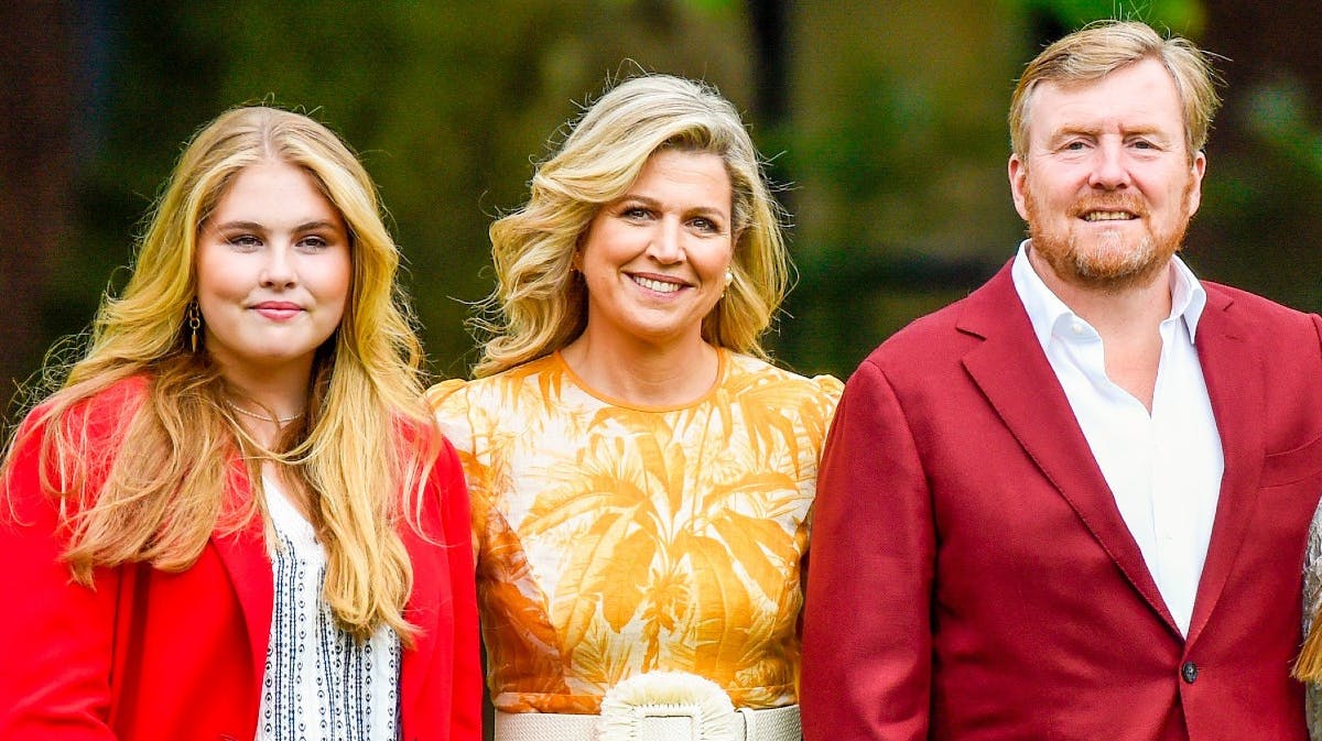 Prinsesse Amalia sammen med sine forældre, dronning Maxima og kong Willem-Alexander.&nbsp;