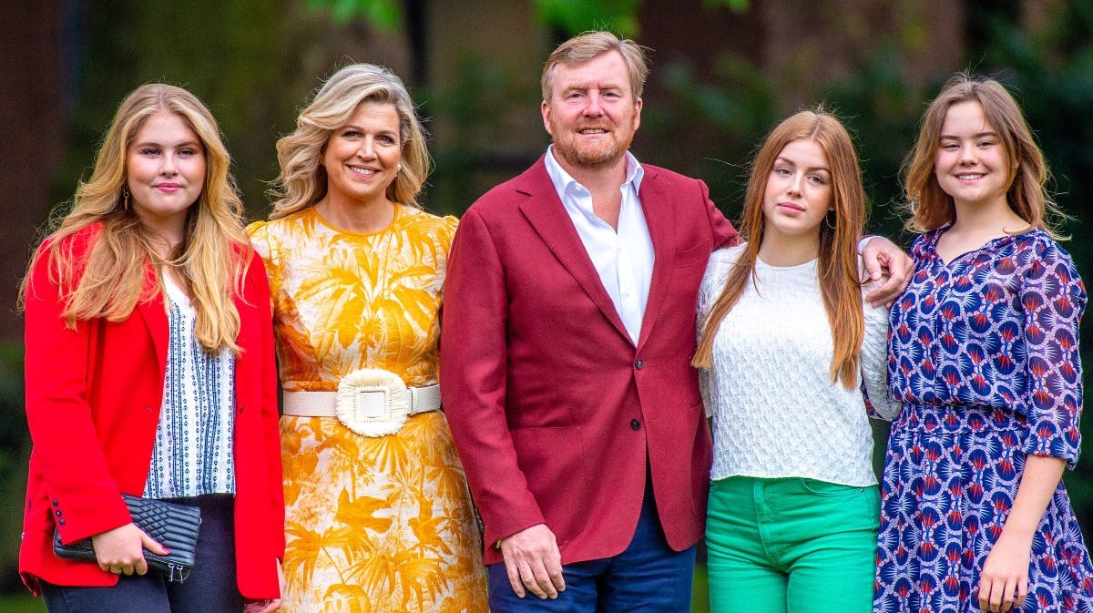 Den hollandske kongefamilie under årets sommerfotografering fredag formiddag. 