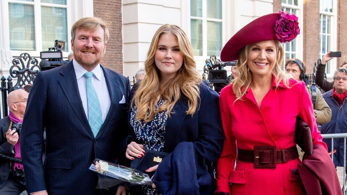 Hollands kongepar med deres ældste datter, prinsesse Amalia. 