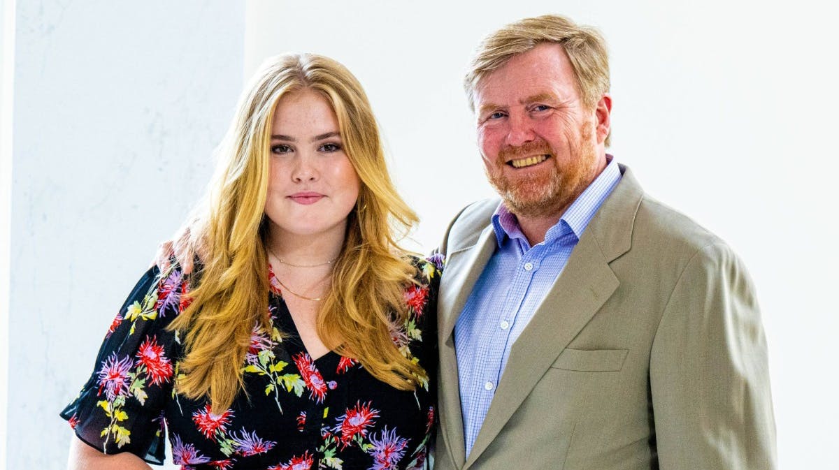 Prinsesse Amalia sammen med sin far, kong Willem-Alexander.