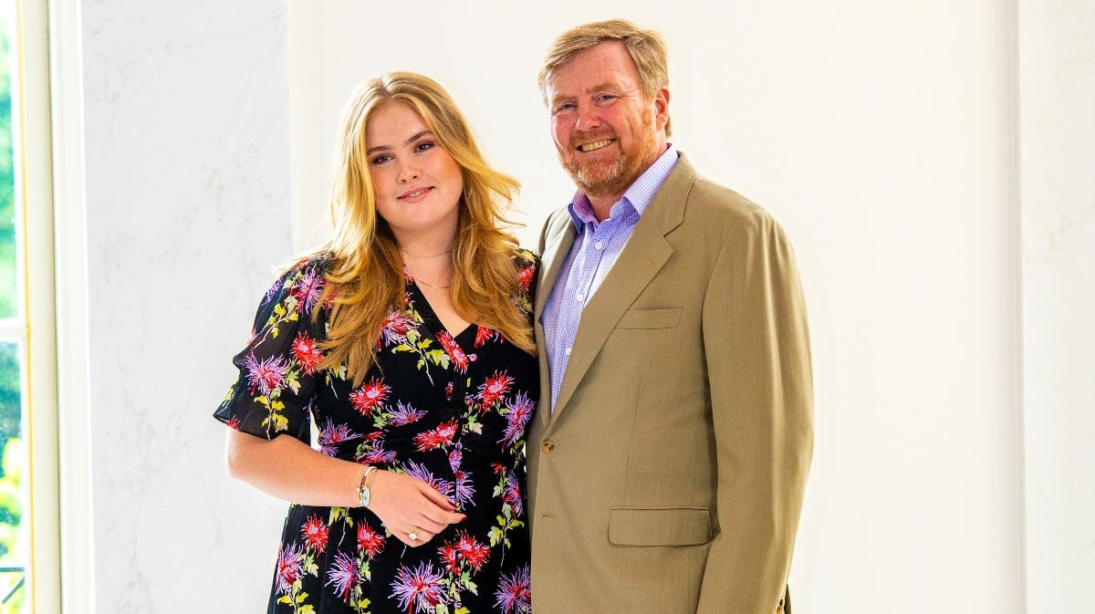 Prinsesse Amalia og kong Willem-Alexander under dette års sommerfotografering. 