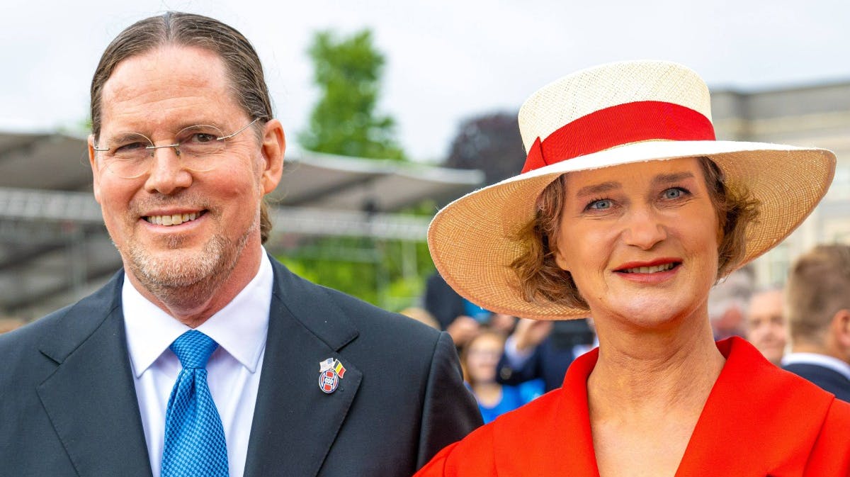 Prinsesse Delphine sammen med sin mand, James O'Hare. 
