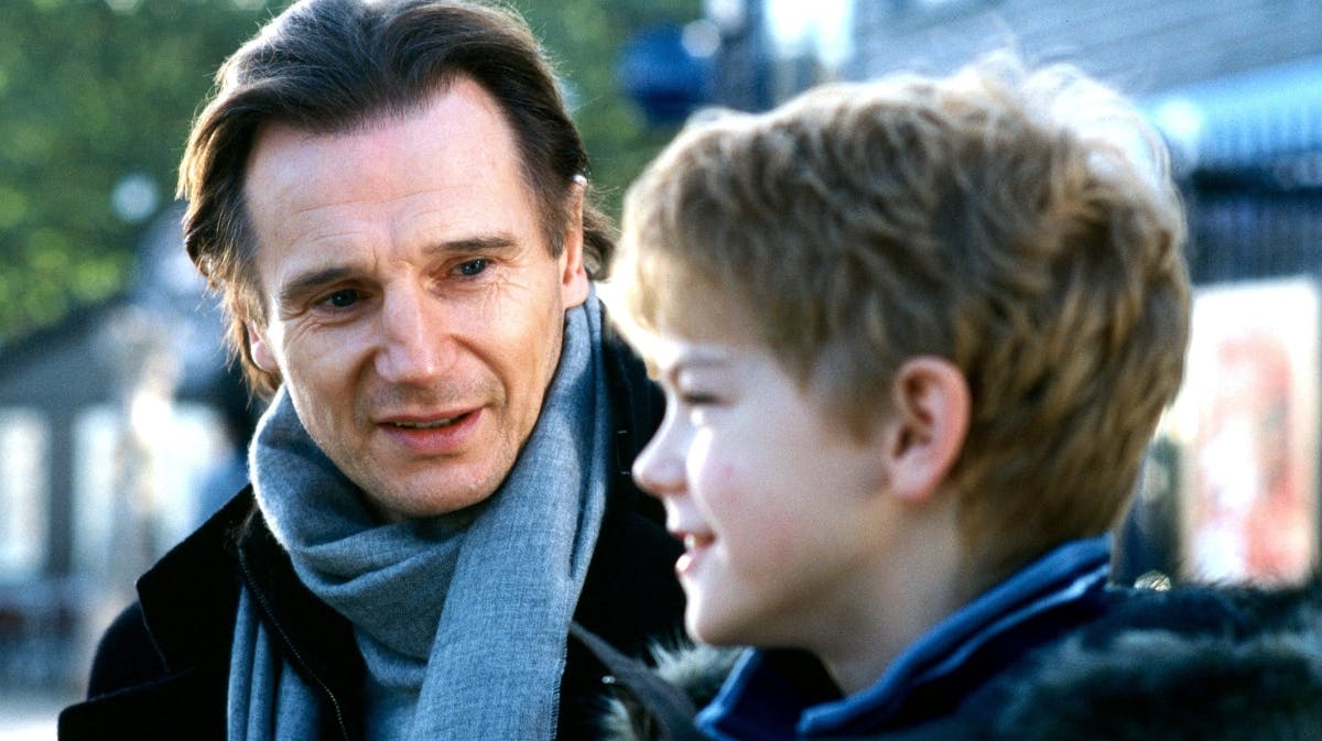 Den lille dreng Sam, spillet af Thomas Brodie-Sangster, sammen med sin stedfar, Daniel, spillet af Liam Neeson, i filmen &rdquo;Love Actually&rdquo;.