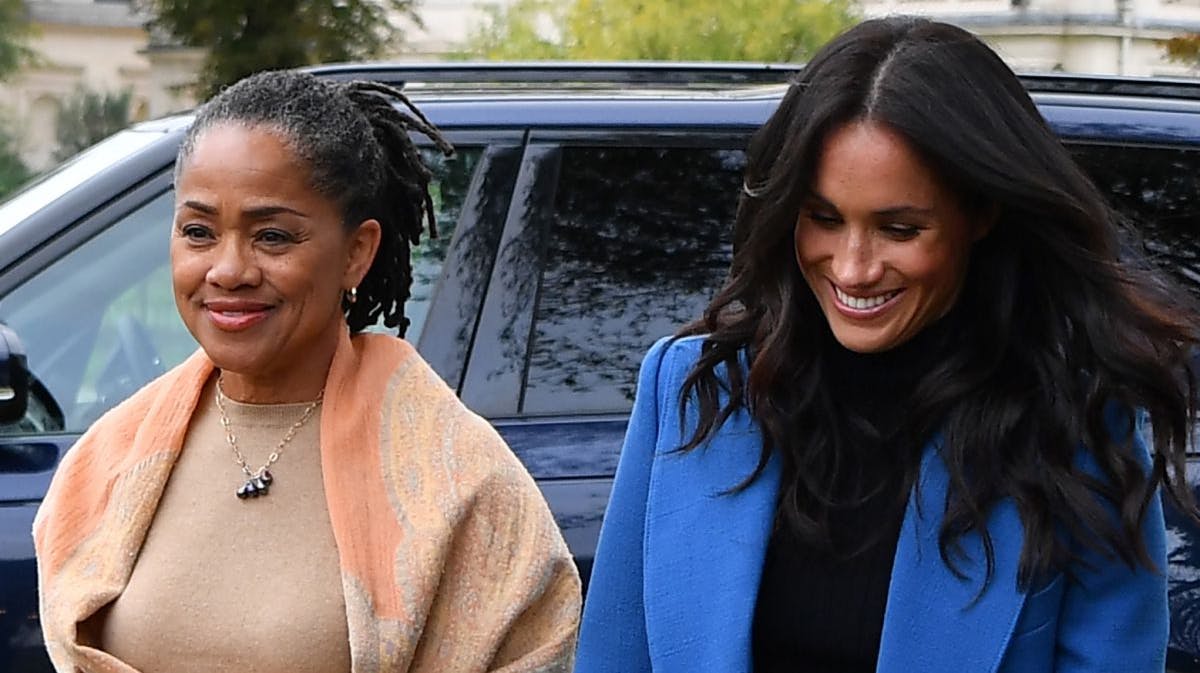 Doria Ragland og hertuginde Meghan.