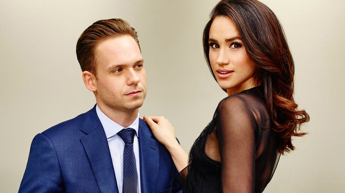 Hertuginde Meghan og skuespiller Patrick J. Adams i rollerne som Mike og Rachel i TV-serien &quot;Suits&quot;.