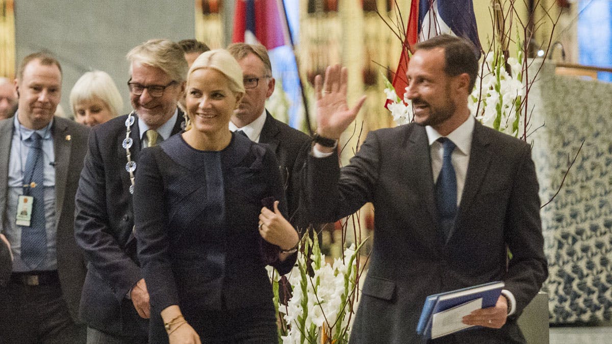 Kronprinsesse Mette-Marit og Kronprins Haakon byder nye norske statsborgere velkommen på Oslo Rådhus.