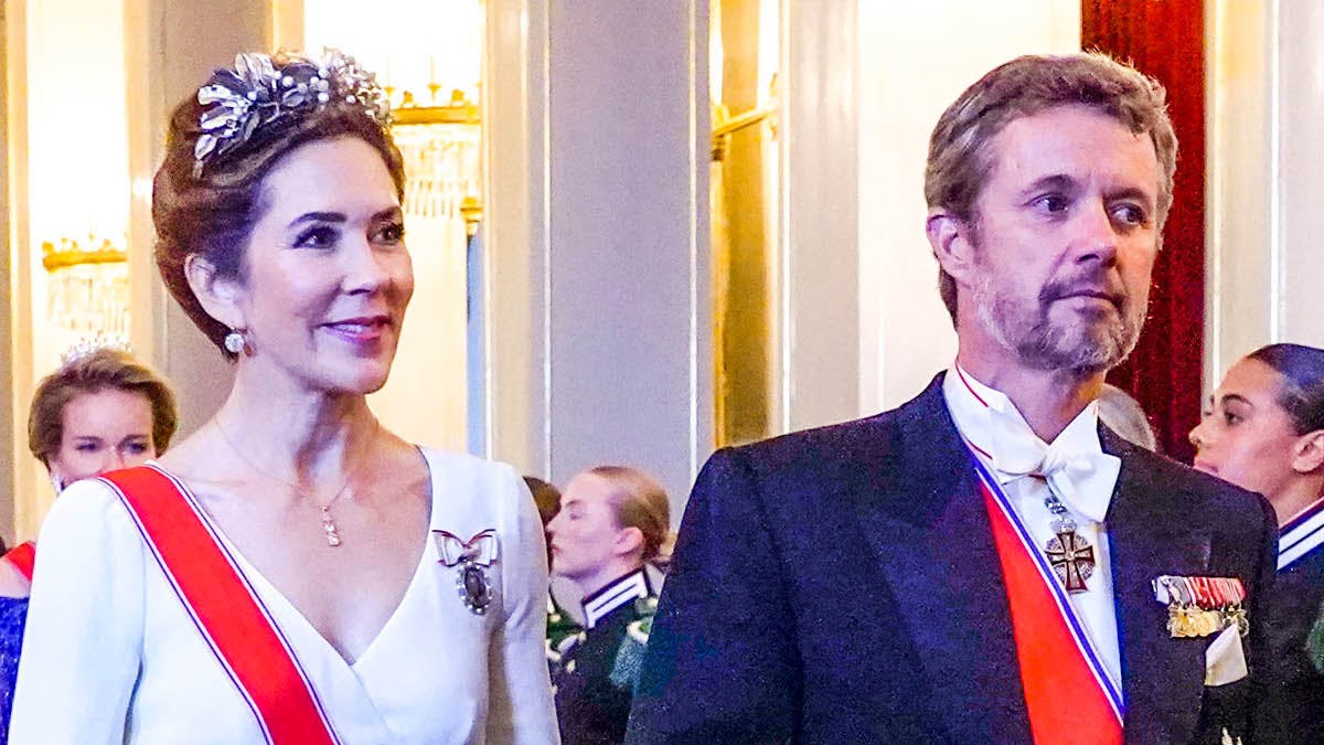 Bekendtgørelse løst for meget Se billedet: Kronprinsesse Mary og kronprins Frederik til fest i smuk galla  | BILLED-BLADET