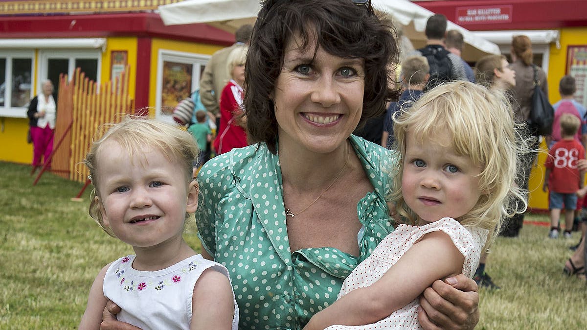 Mia Lyhne med sine tvillinger Andrea og Asta