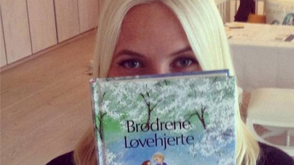 På instagram har Mette-Marit lagt dette "selfie" ud for at gøre lidt reklame for sin bog-tur.