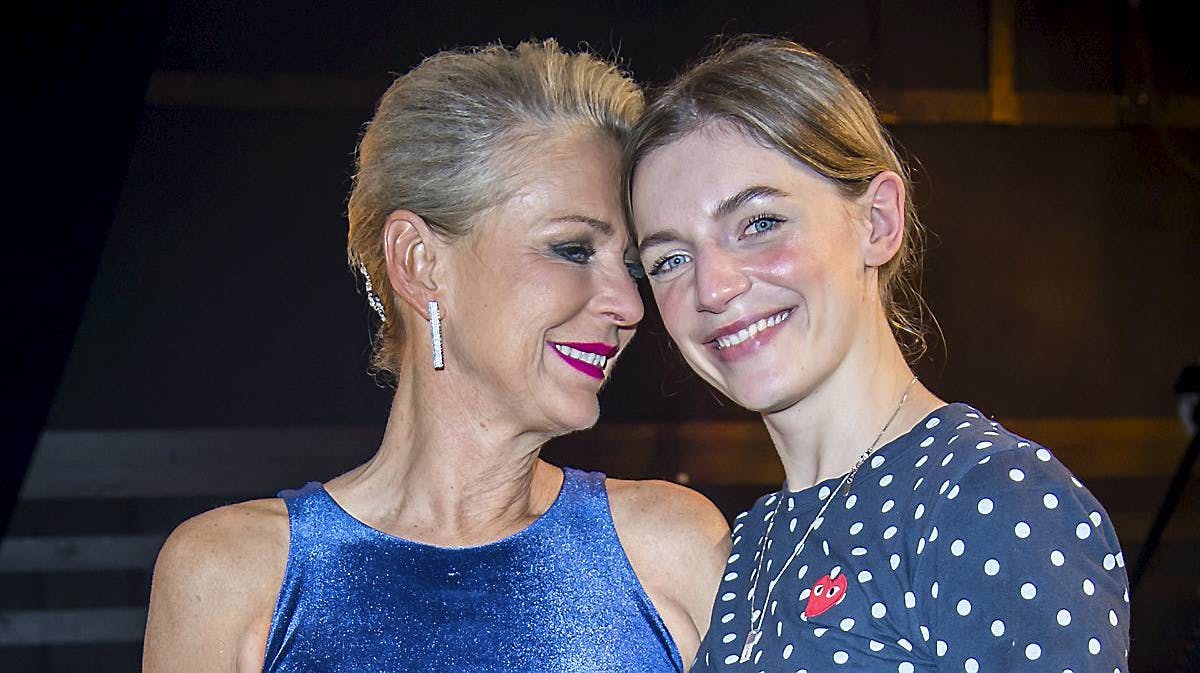 Molly Egelind støtter sin mor