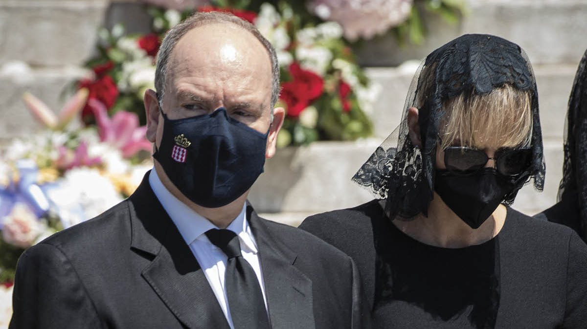 Fyrst Albert og fyrstinde Charlene kom til bisættelsen med bundbind, der havde Monacos rigsvåben broderet på.