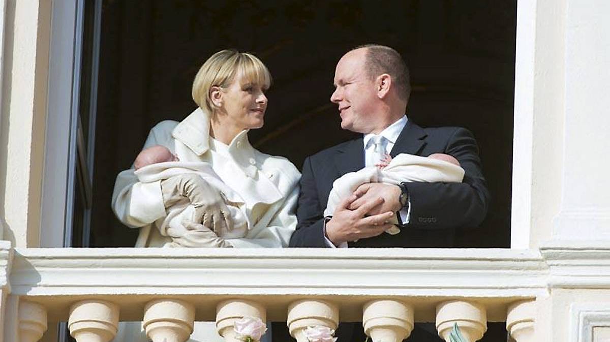 Fyrsteparret viste deres skønne tvillinger frem for folket i januar 2015. 
