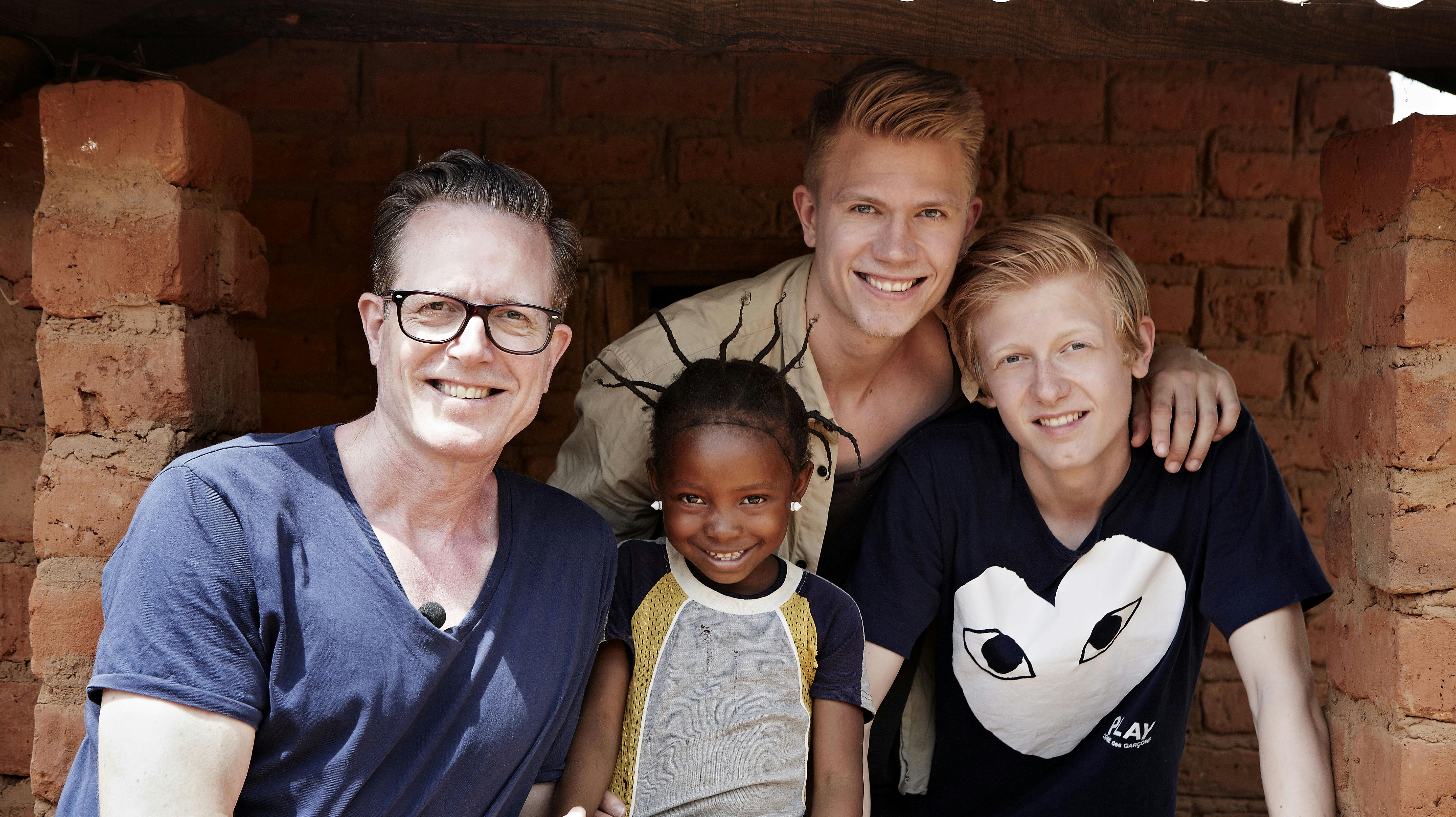 Peter Mygind, familiens nye fadderbarn Emma, 6 år, og sønnerne Julius, 22 år, og Valdemar, 15 år.