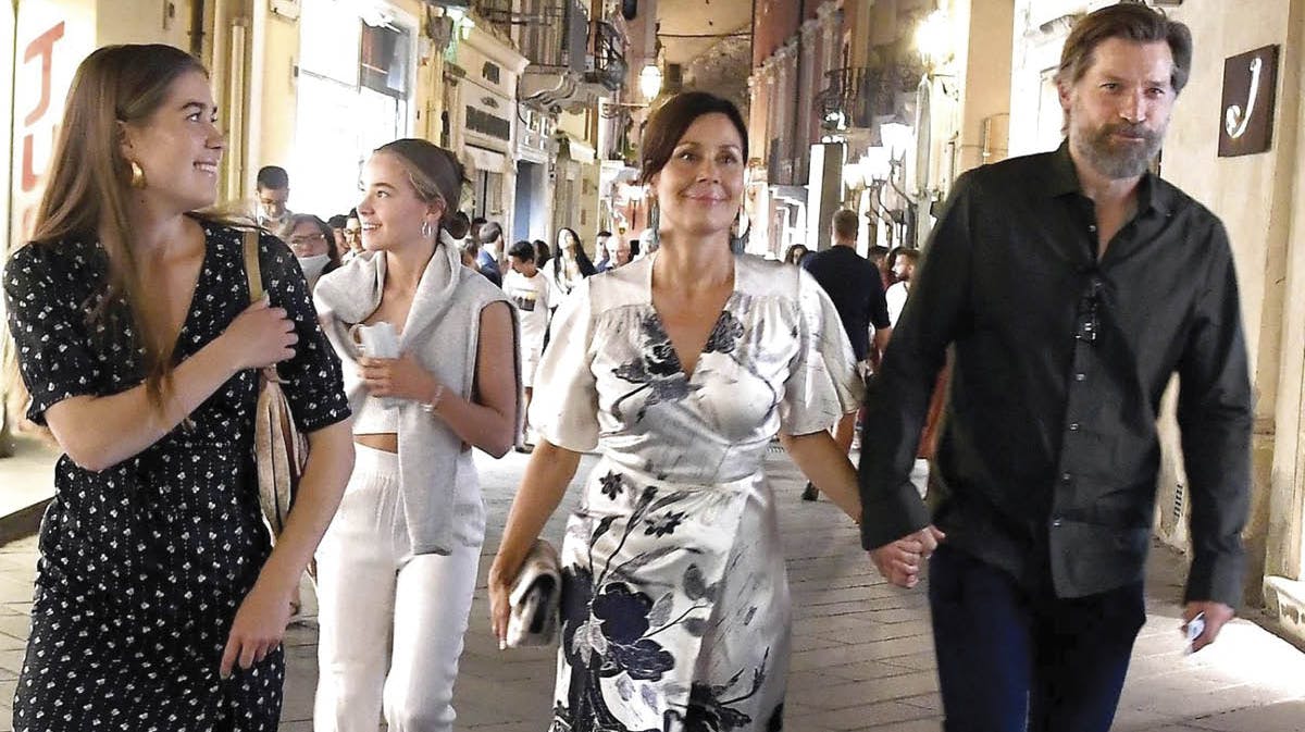 Nikolaj Coster-Waldau med Nukâka og parrets to døtre på gaden i Taormina