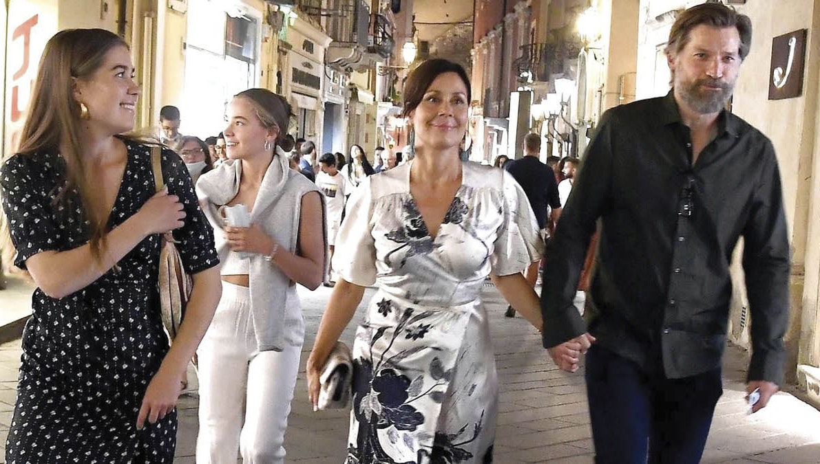 Nikolaj Coster-Waldau med Nukâka og parrets to døtre på gaden i Taormina