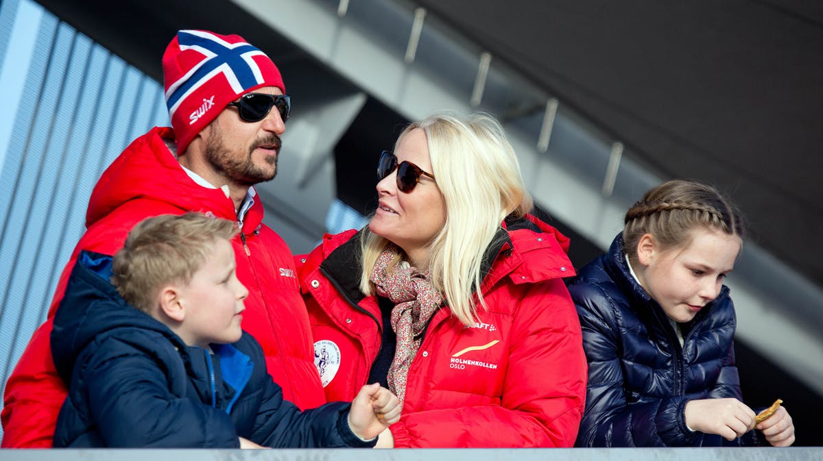 Kronprins Haakon og kronprinsesse Mette-Marit i selskab med deres børn.