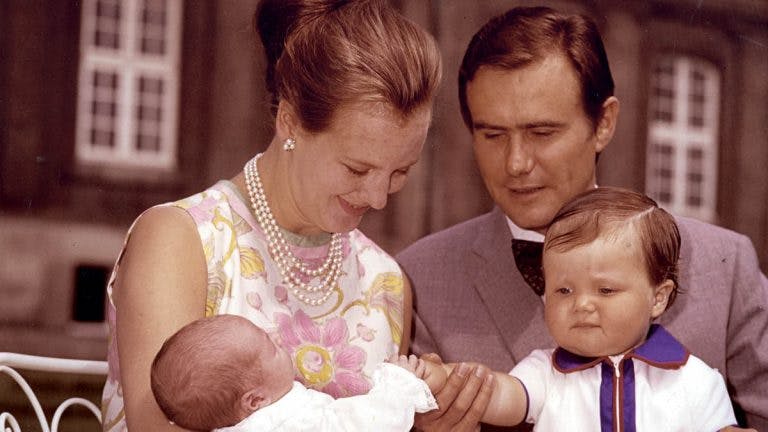 Dronning Margrethe og prins Henrik med sønnerne
