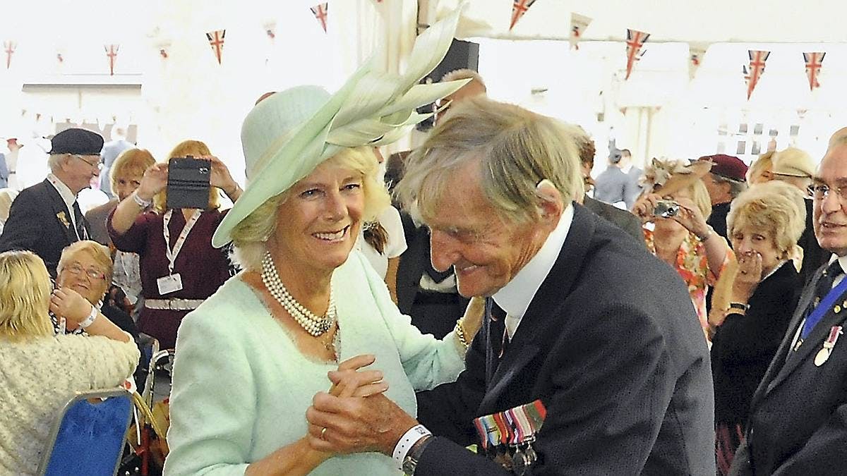 Hertuginde Camilla tog friskt en dans med den 94-årige veteran, Jim Booth.