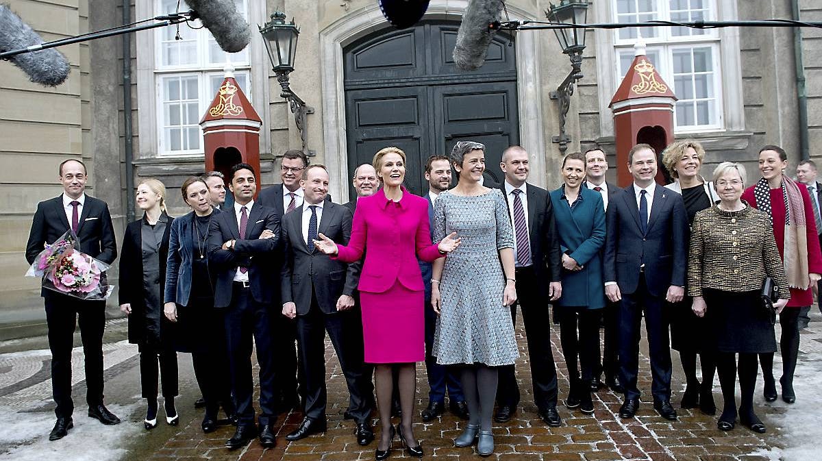 Helle Thorning-Schmidt med sin nye regering foran Amalienborg den 3. februar 2014.