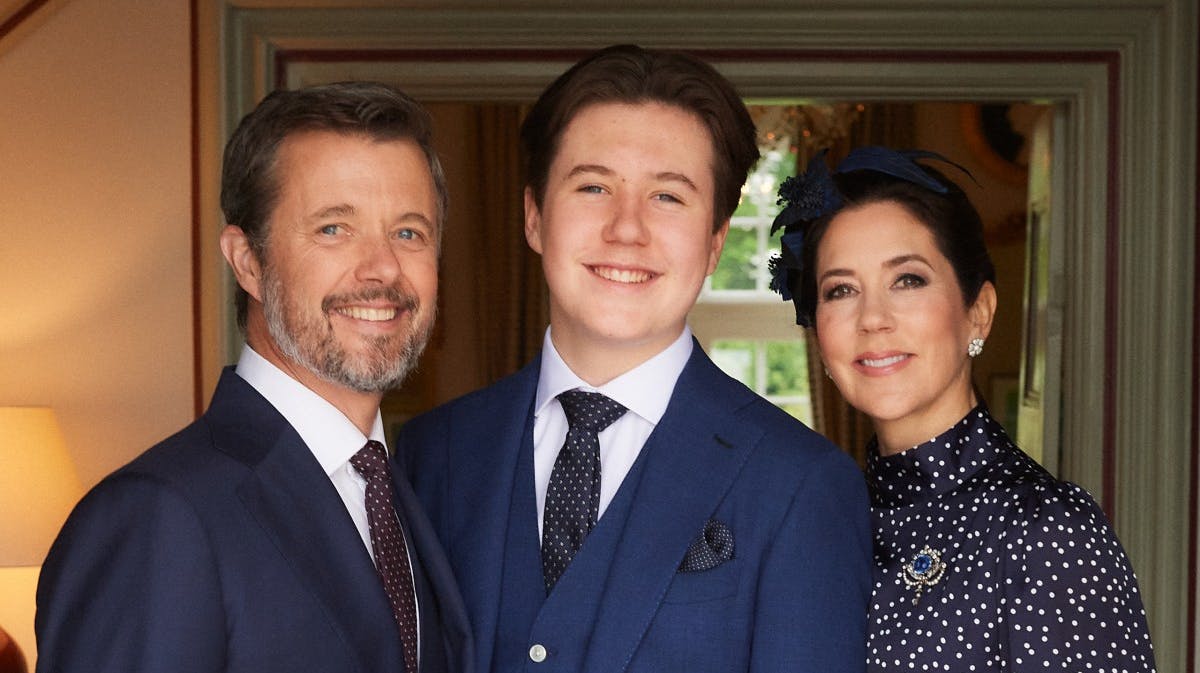 Et stolt kronprinspar sammen med prins Christian på hans konfirmationsdag i maj.