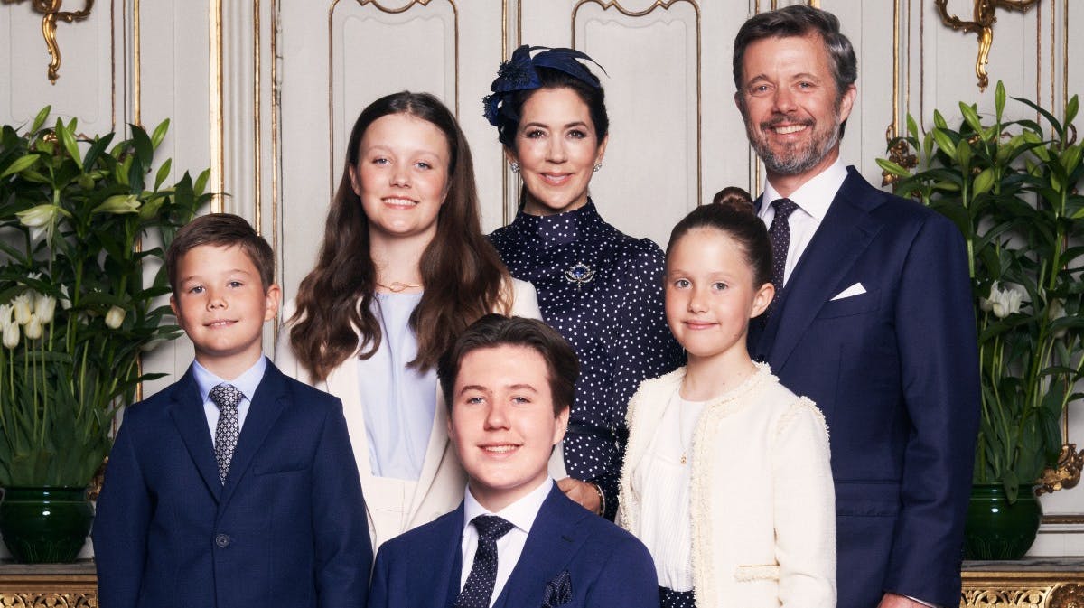 Et af de officielle familieportrætter fra prins Christians konfirmation. 