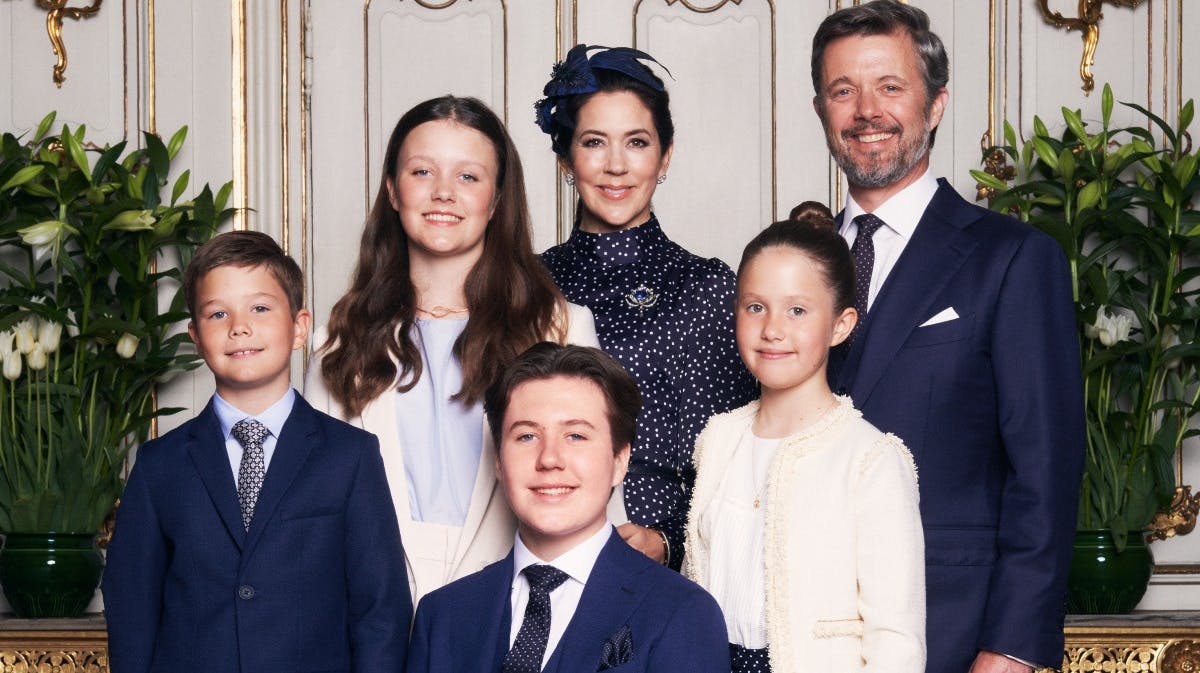 Prins Christian på et af de officielle billeder ved sin konfirmation i maj omgivet af søskende og sine forældre.&nbsp;