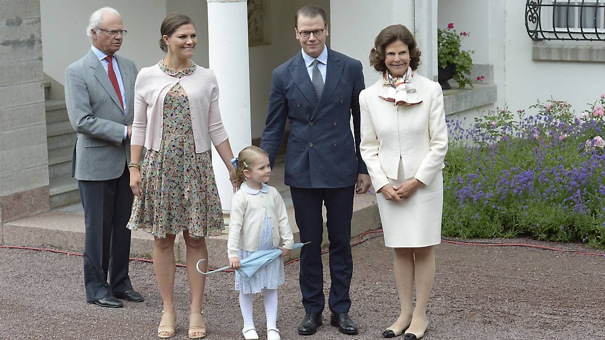 Kronprinsesse Victoria, prins Daniel og prinsesse Estelle i selskab med kong Carl Gustaf og dronning Silvia på Victoriadagen.
