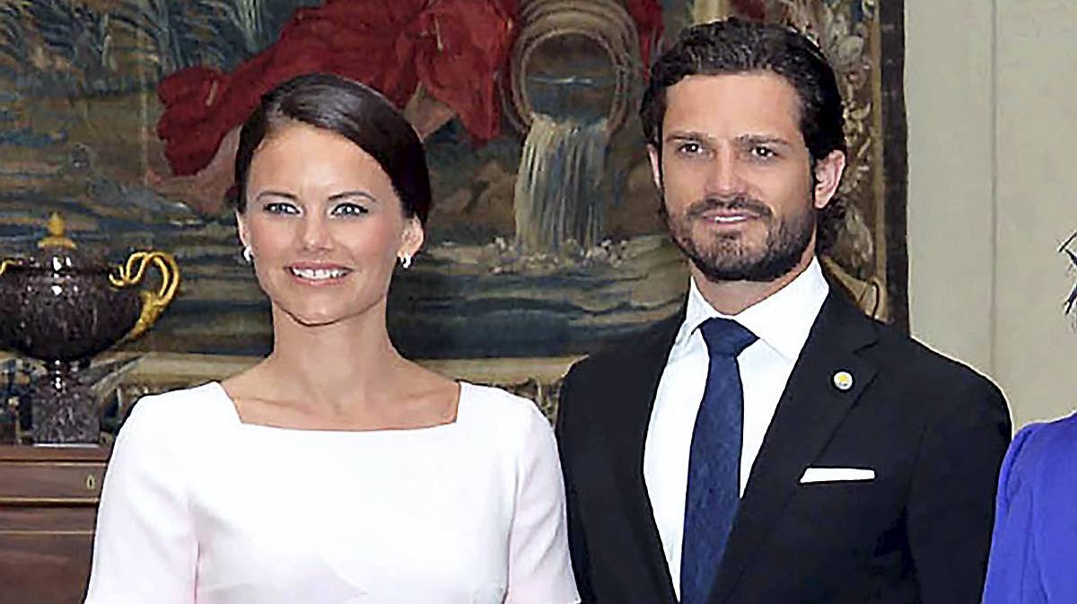 Prins Carl Philip og Sofia Hellqvist giver i morgen hinanden deres ja, og du kan allerede nu varme op med kongeligt TV.