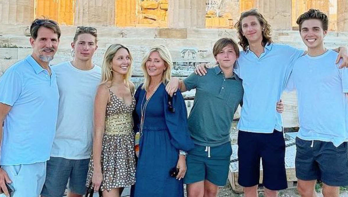 Kronprins Pavlos og kronprinsesse Marie-Chantal med deres fem børn.&nbsp;