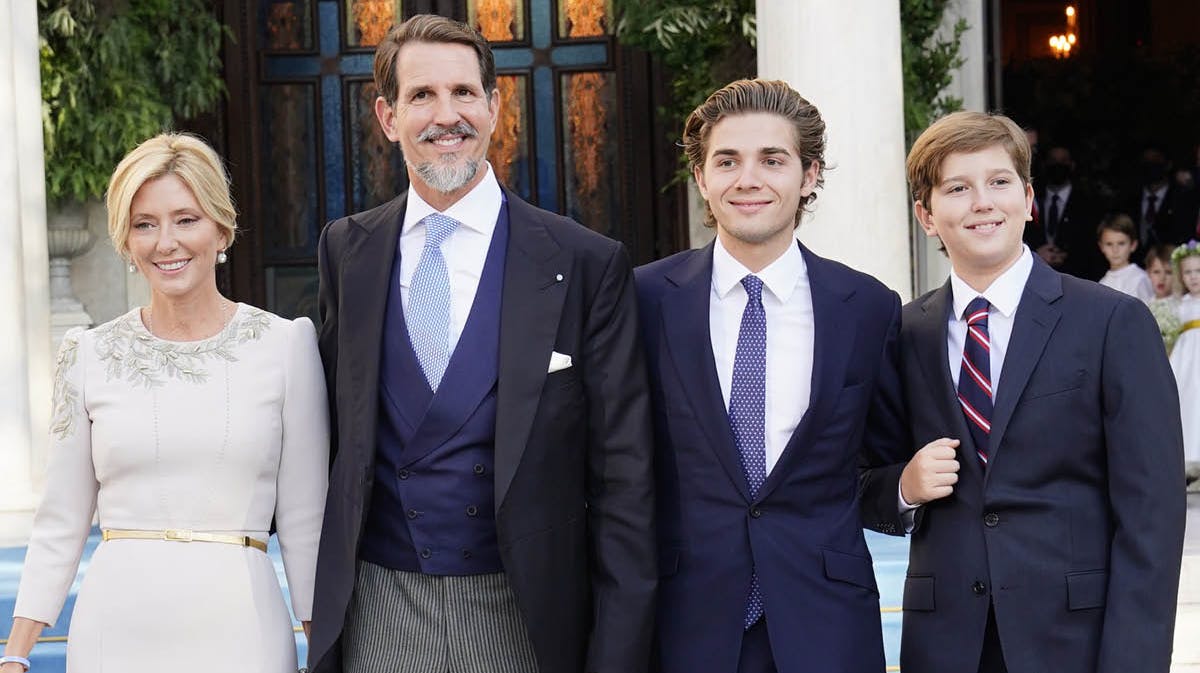 Kronprinsesse Marie-Chantal, kronprins Pavlos og to af deres sønner, Achileas Andreas og Aristides Stavros foran kirken i Athen. 