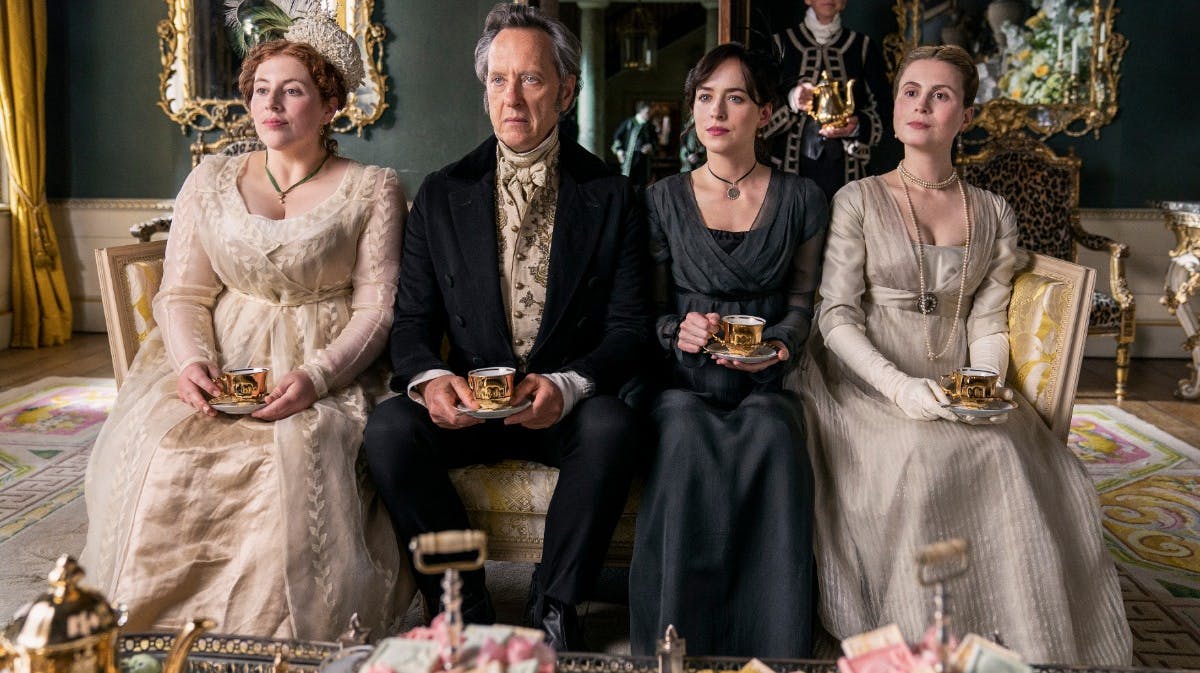 Lydia Rose Bewley, Richard E. Grant, Dakota Johnsen og Yolanda Kettle i "Persuasion". 