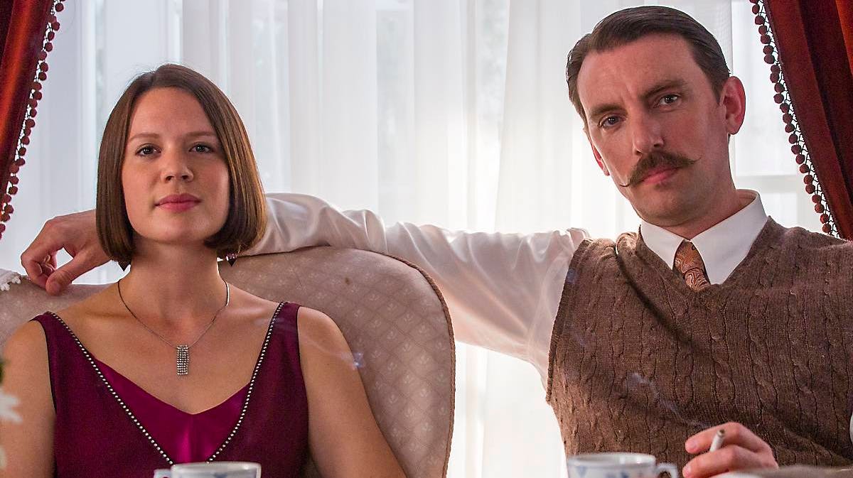 Amalie Dollerup og Mads Wille i rollen som Amanda og grev Ditmar i "Badehotellet".