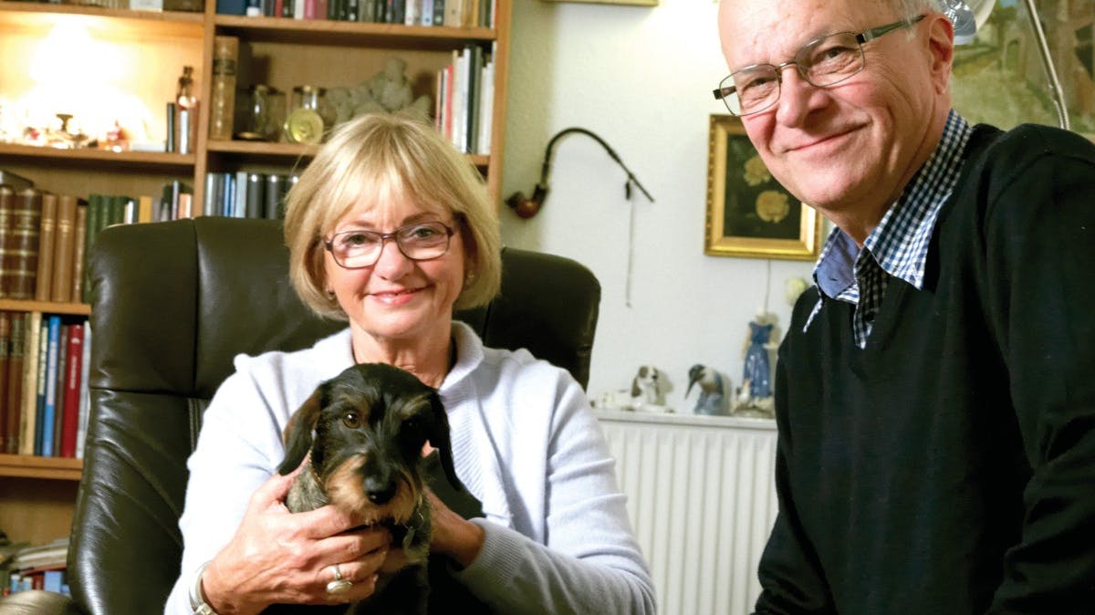 Pia Kjærsgaard med hunden Rikke og manden Henrik