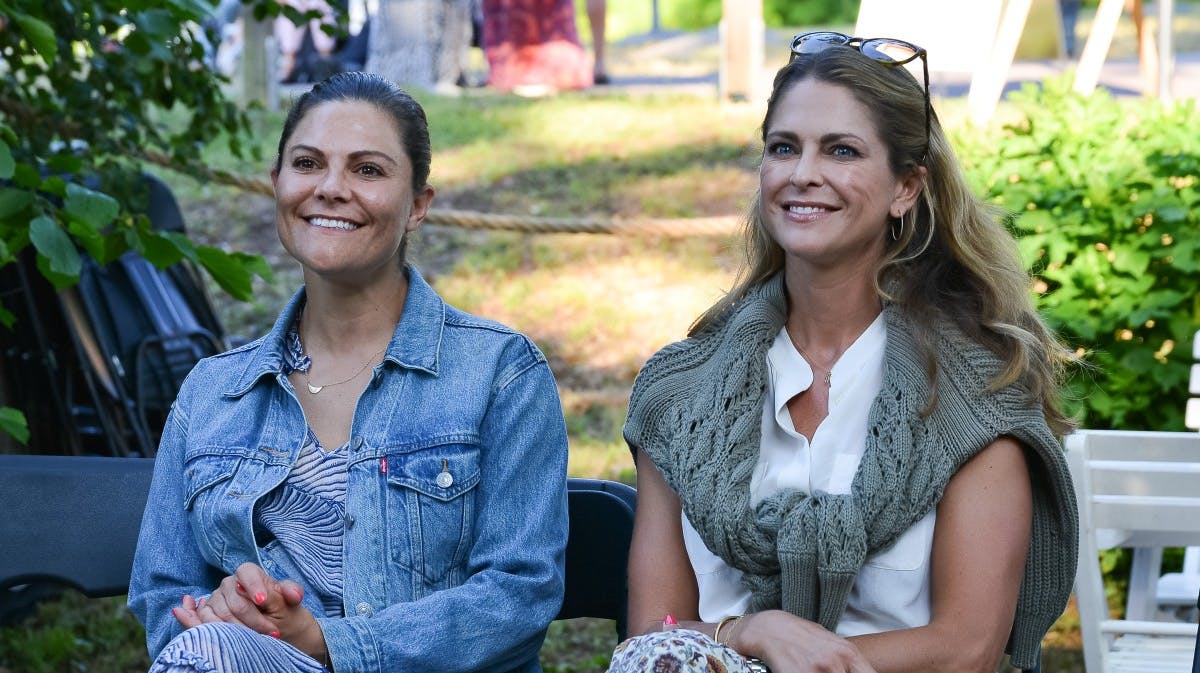 Kronprinsesse Victoria og prinsesse Madeleine til koncert på Sollidens slott. 
