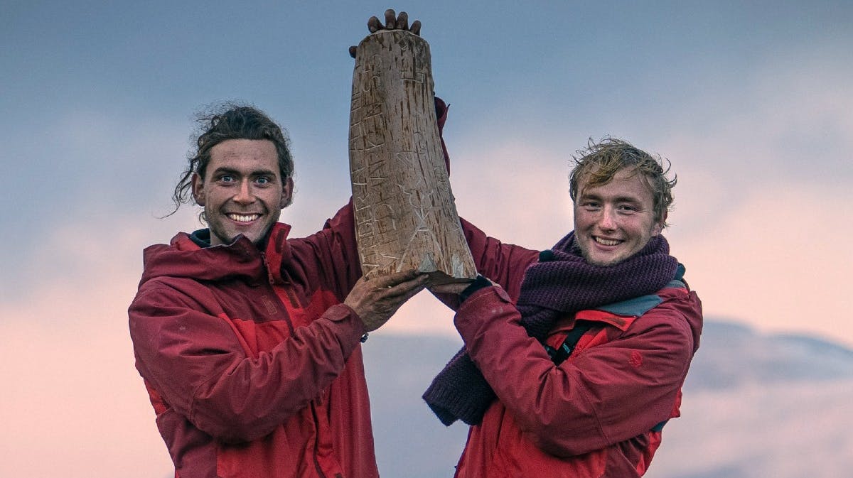 Nicklas og Emil fra "Alene i vildmarken" med deres vinderpokal
