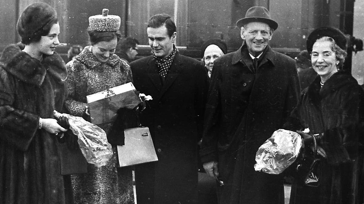 Prinsesse Benedikte, prinsesse Margrethe, grev Henri, kong Frederik og dronning Ingrid fotograferet på banegården i Hobro på vej mod jagthytten i Trend i december 1966.
