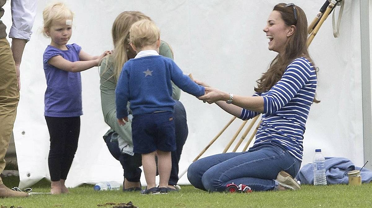 Hertuginde Catherine i leg med prins George under en polokamp, hvor det var tydeligt, at hun var tilbage i form igen efter fødslen af prinsesse Charlotte.