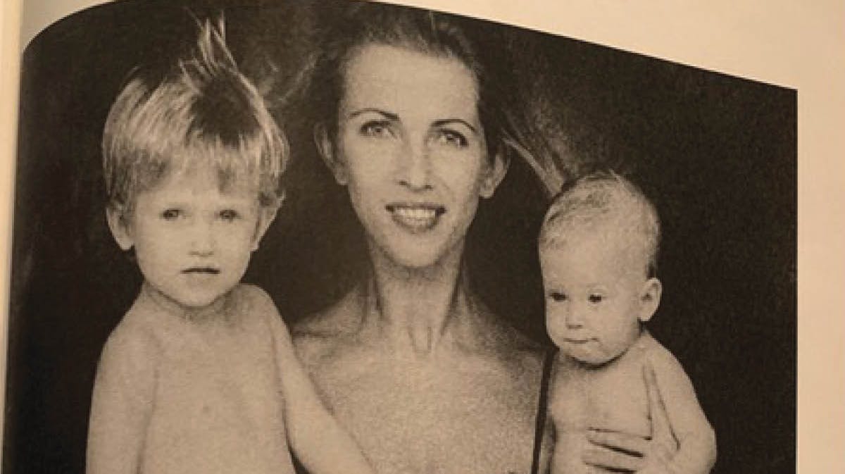 Henriette Zobel med sønnerne Nicolai og Alexander fra progranmmet for dagens bisættelse