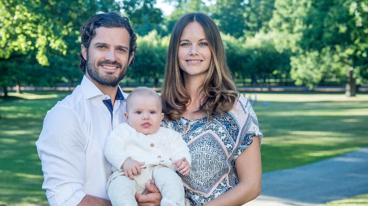 Prins Carl Philip og prinsesse Sofia sammen med deres ældste søn, prins Alexander, for et par år siden.&nbsp;