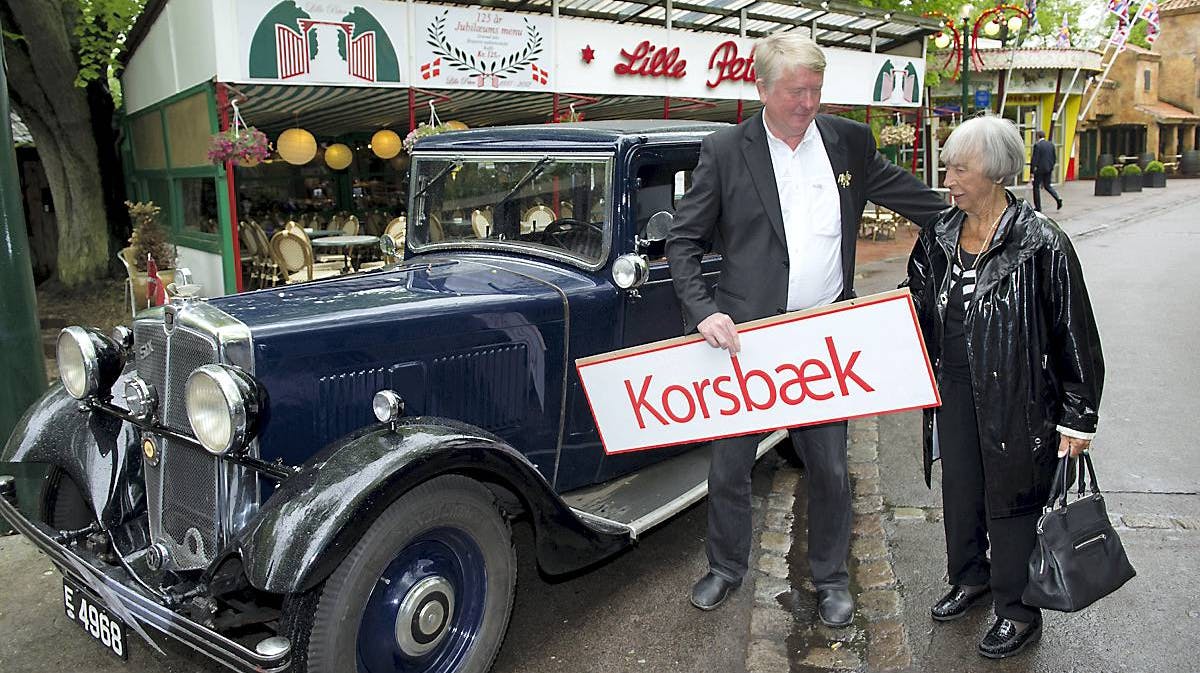 Lise Nørgaard og Torben "Træsko" Pedersen ved Mads Skjerns automobil fra 1934 - en Morris 10 Six.