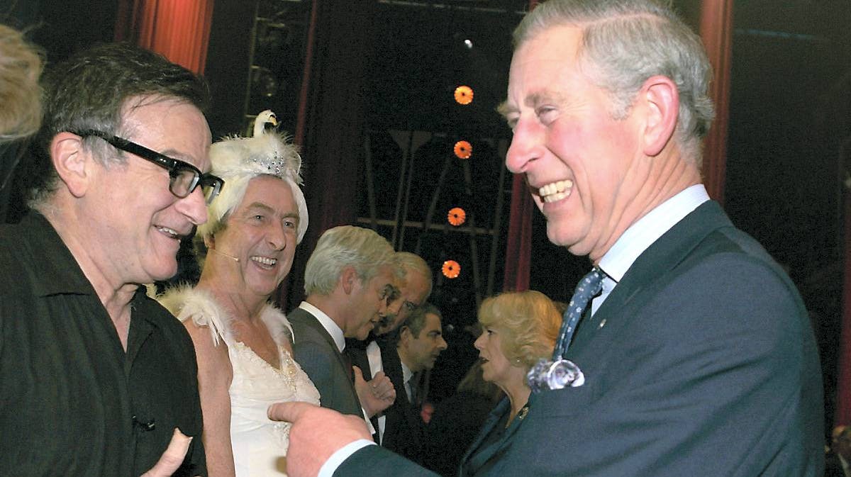 Prins Charles får sig et godt grin, da han møder Robin Williams til comedy-showet "We Are Most Amused". Showet blev vist for at fejre Prins Charles' 60-års fødselsdag i november 2008.