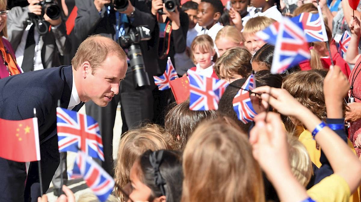 Prins William fik en varm velkomst af lokale skolebørn, da han åbnede en ny universitetsbygning i Oxford.