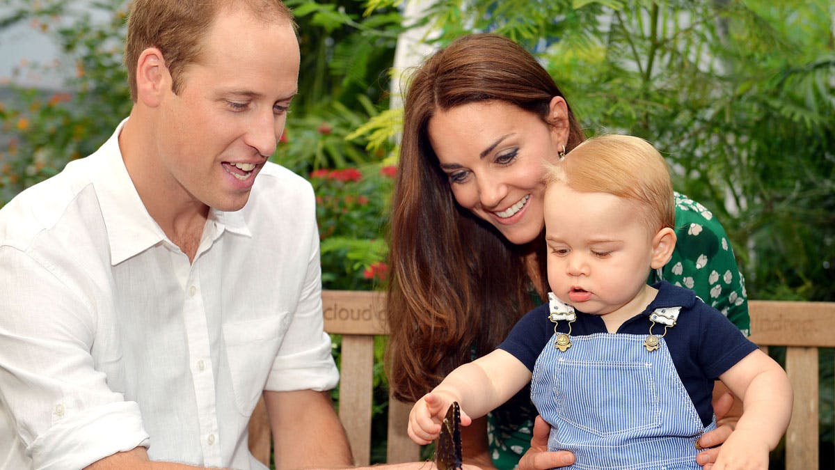 Prins George med mor og far på ferie tilbage i juli 2014.