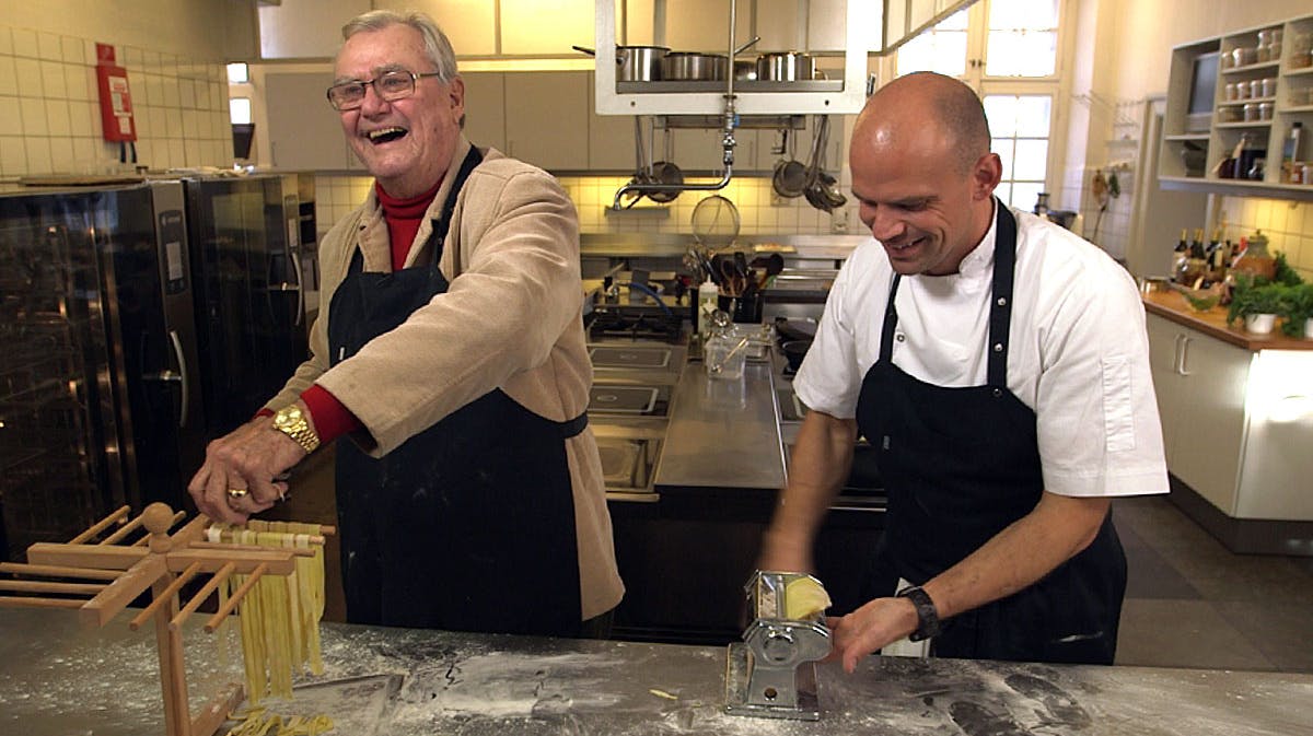 Prins Henrik i køkkenet med Annette Heicks mand, Jesper Vollmer.