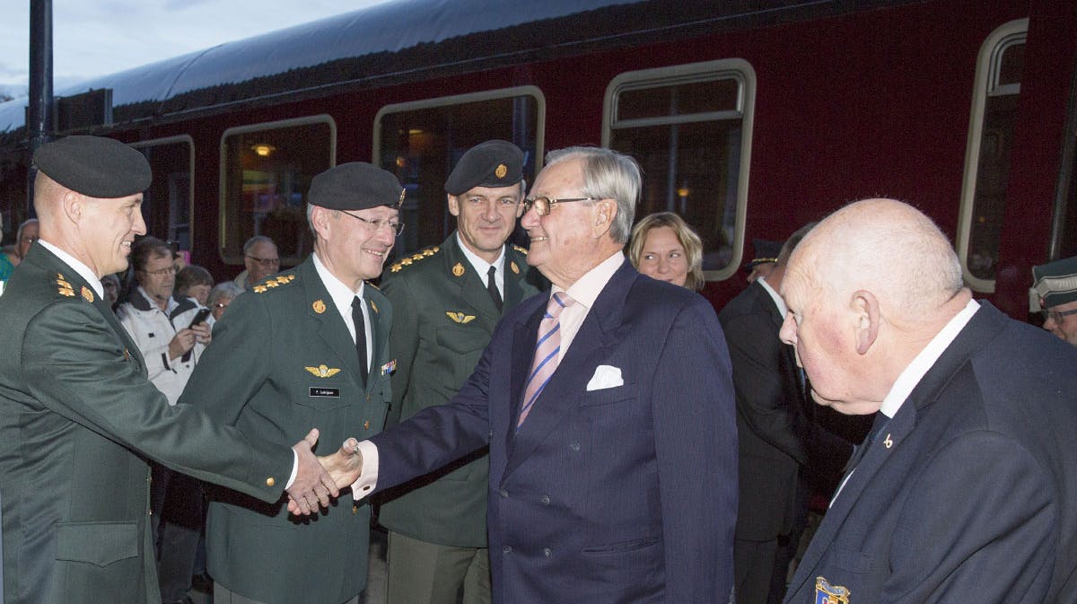 Generaler fra toppen af den danske hær stod på rad og række for at byde prinsgemalen velkommen ved Viborg Station.