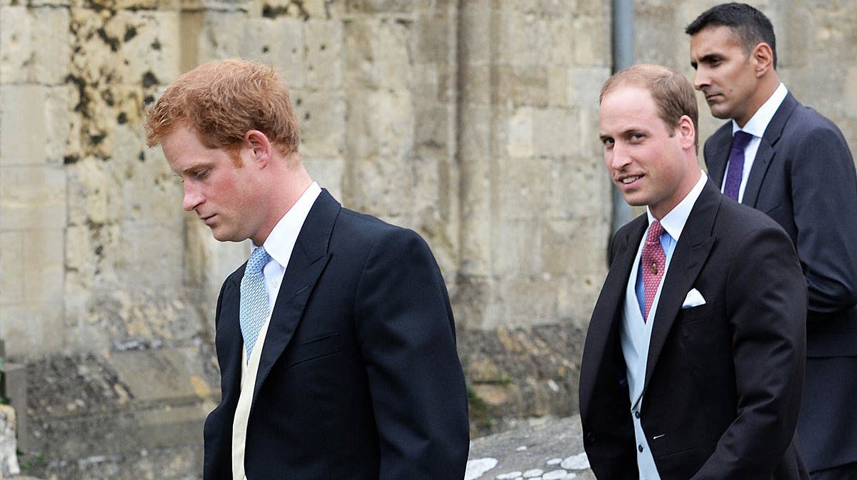 Prins Harry og prins William til bryllup i Malmesbury Abbey.