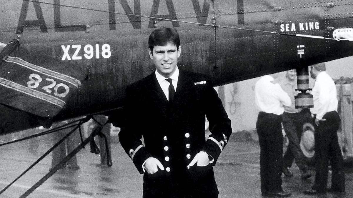 Prins Andrew fotograferet foran en Sea King helikopter om bord på hangarskibet HMS Invincible. Det var her, han tjente som helikopterpilot under Falklandskrigen.